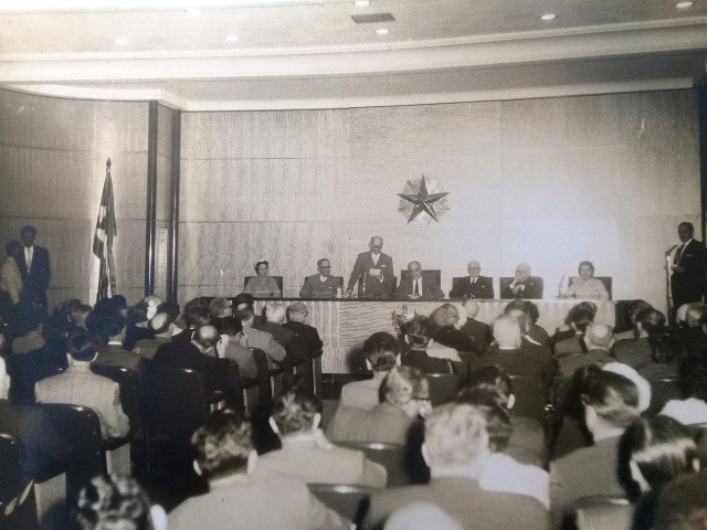 Foto de El doctor Santovenia leyendo su discurso en la inauguración del edificio de la Biblioteca Nacional José Martí, 21 de febrero de 1958. Álbum 85, Fototeca BNCJM.